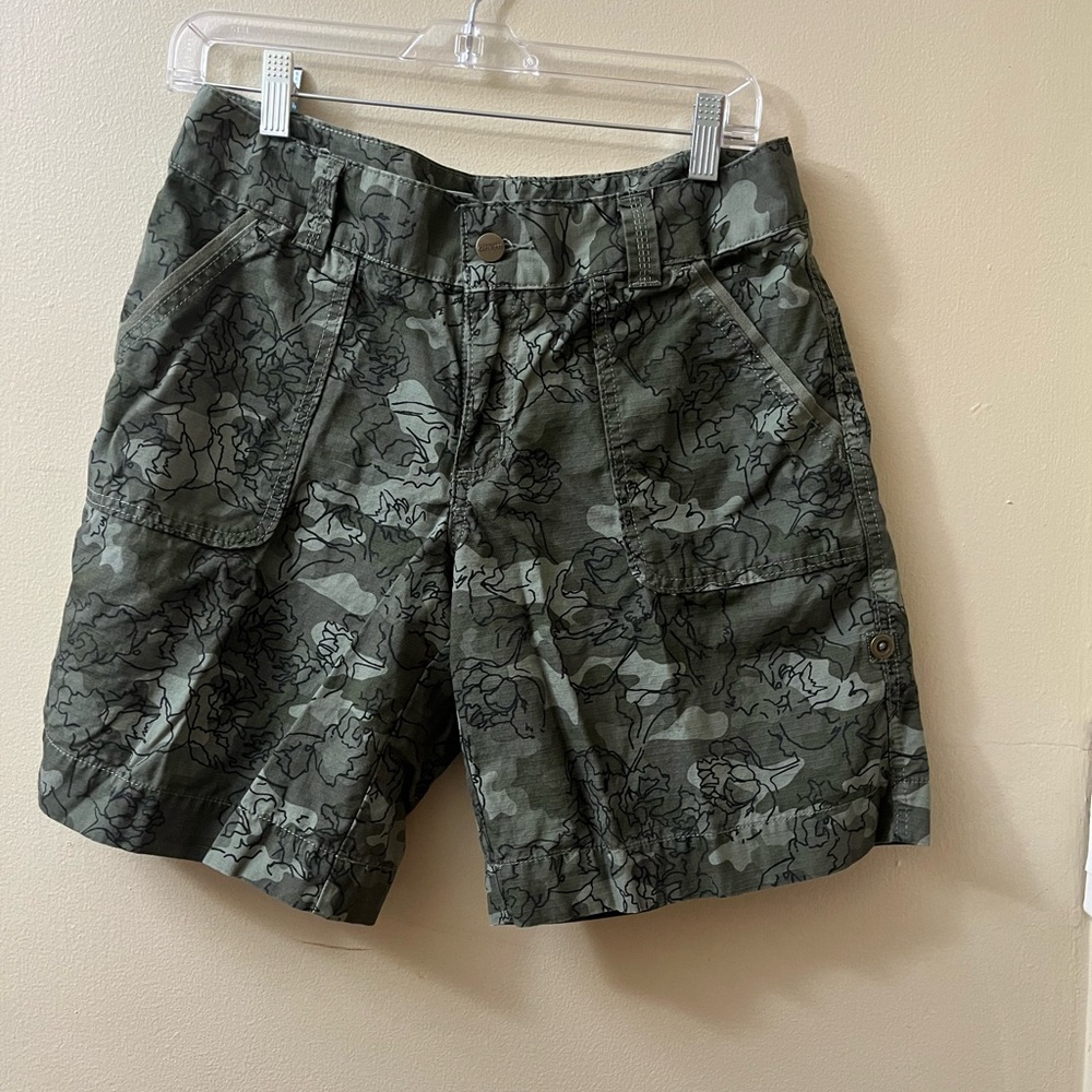 🆕Carhart  Women’s cargo Camouflage Shorts.          CC